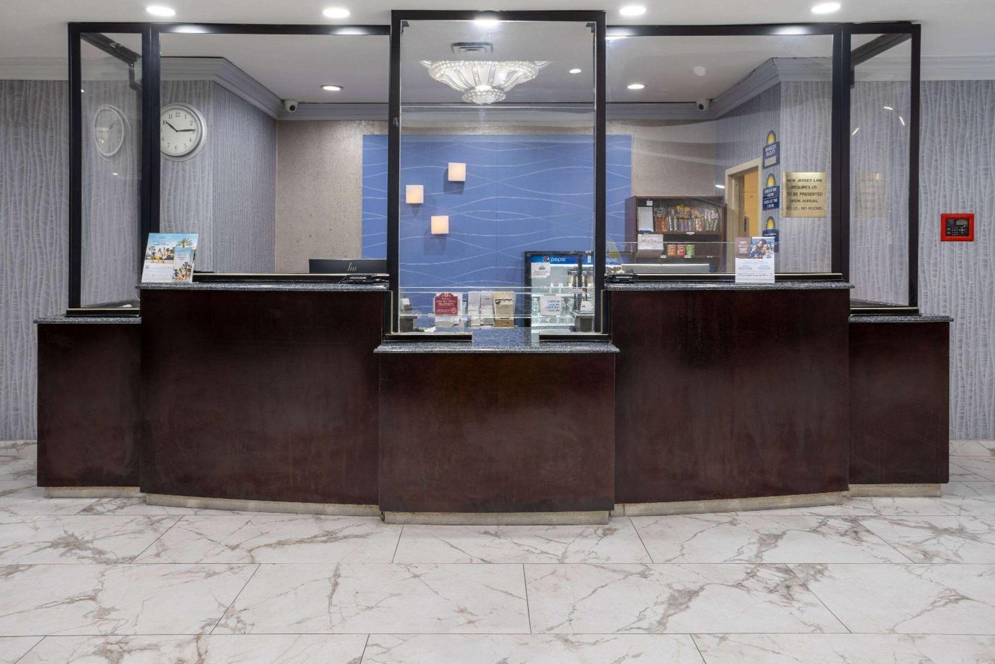 Days Hotel By Wyndham North Bergen Exterior foto